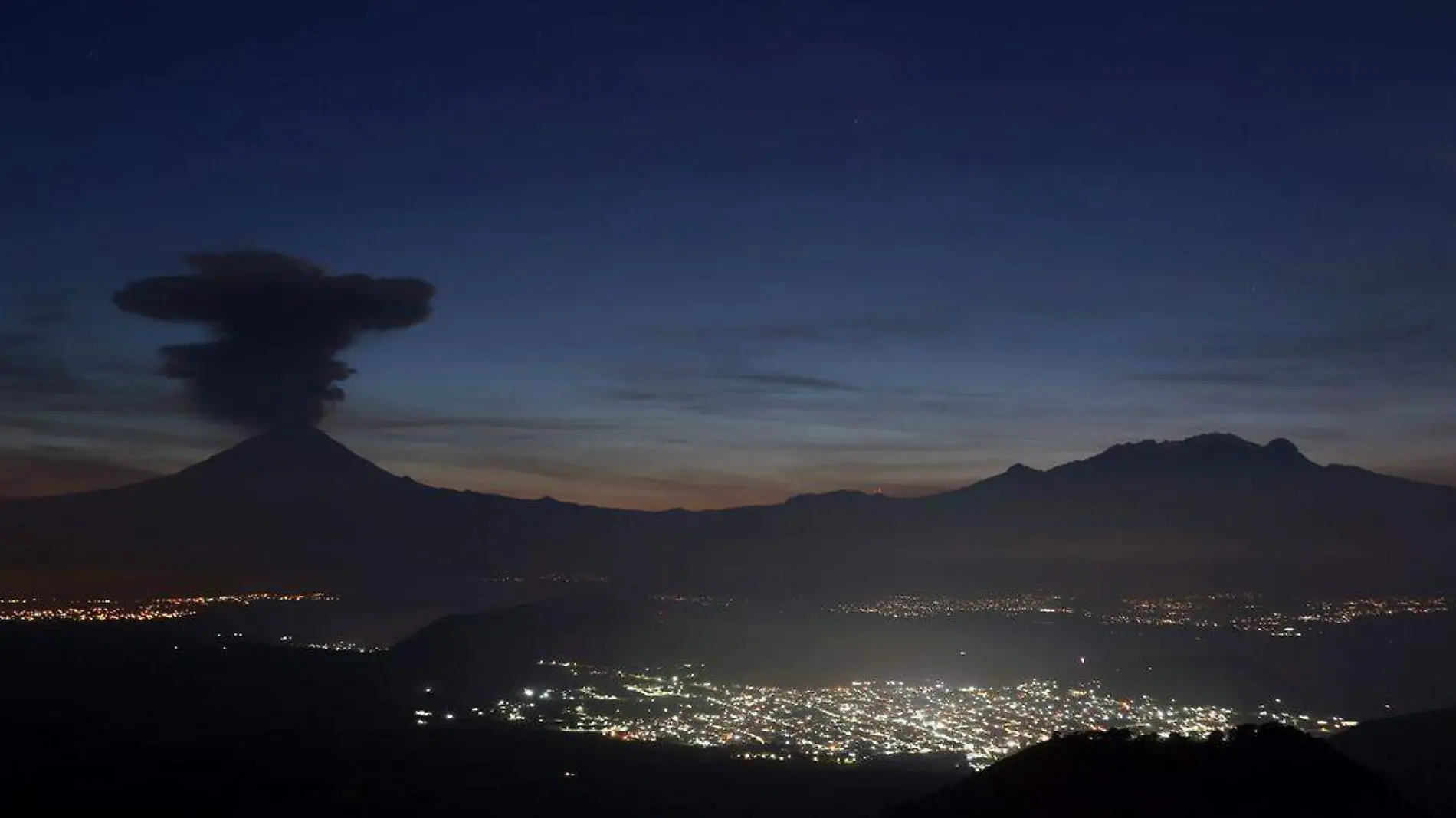 Desde hace ya varios días el volcán Popocatépetl incrementó su actividad de manera considerable